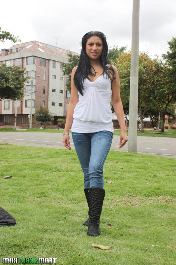 17P La latina Samantha Alvarez da un paseo antes de lucir su gran culo en una silla
