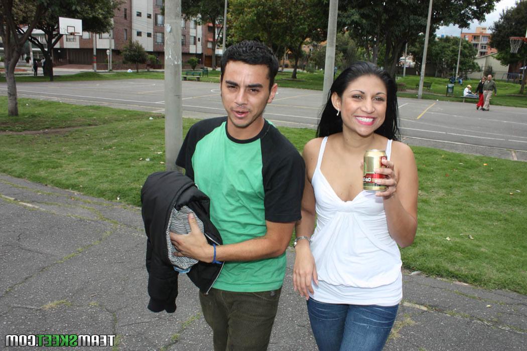 17P La latina Samantha Alvarez da un paseo antes de lucir su gran culo en una silla