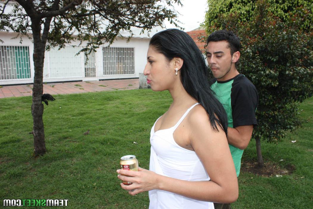17P La latina Samantha Alvarez da un paseo antes de lucir su gran culo en una silla