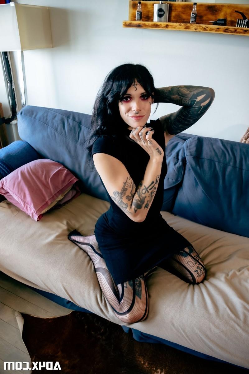 20P Les filles tatouées Amy Nosferatu et Véronique Tinkler font une double pipe.