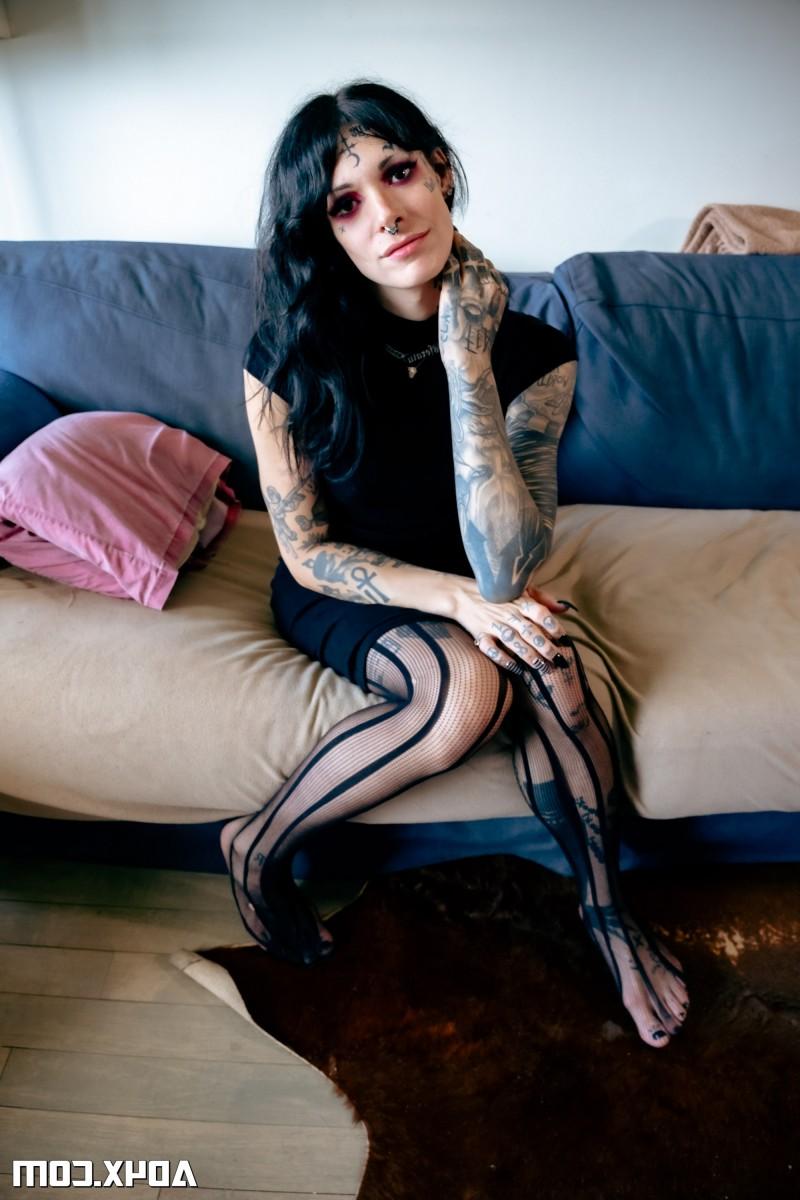 20P Les filles tatouées Amy Nosferatu et Véronique Tinkler font une double pipe.