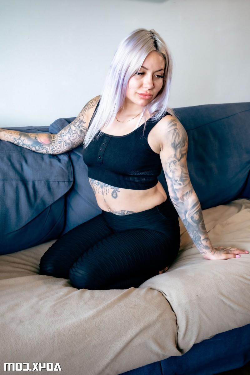 20P Les filles tatouées Amy Nosferatu et Véronique Tinkler font une double pipe.