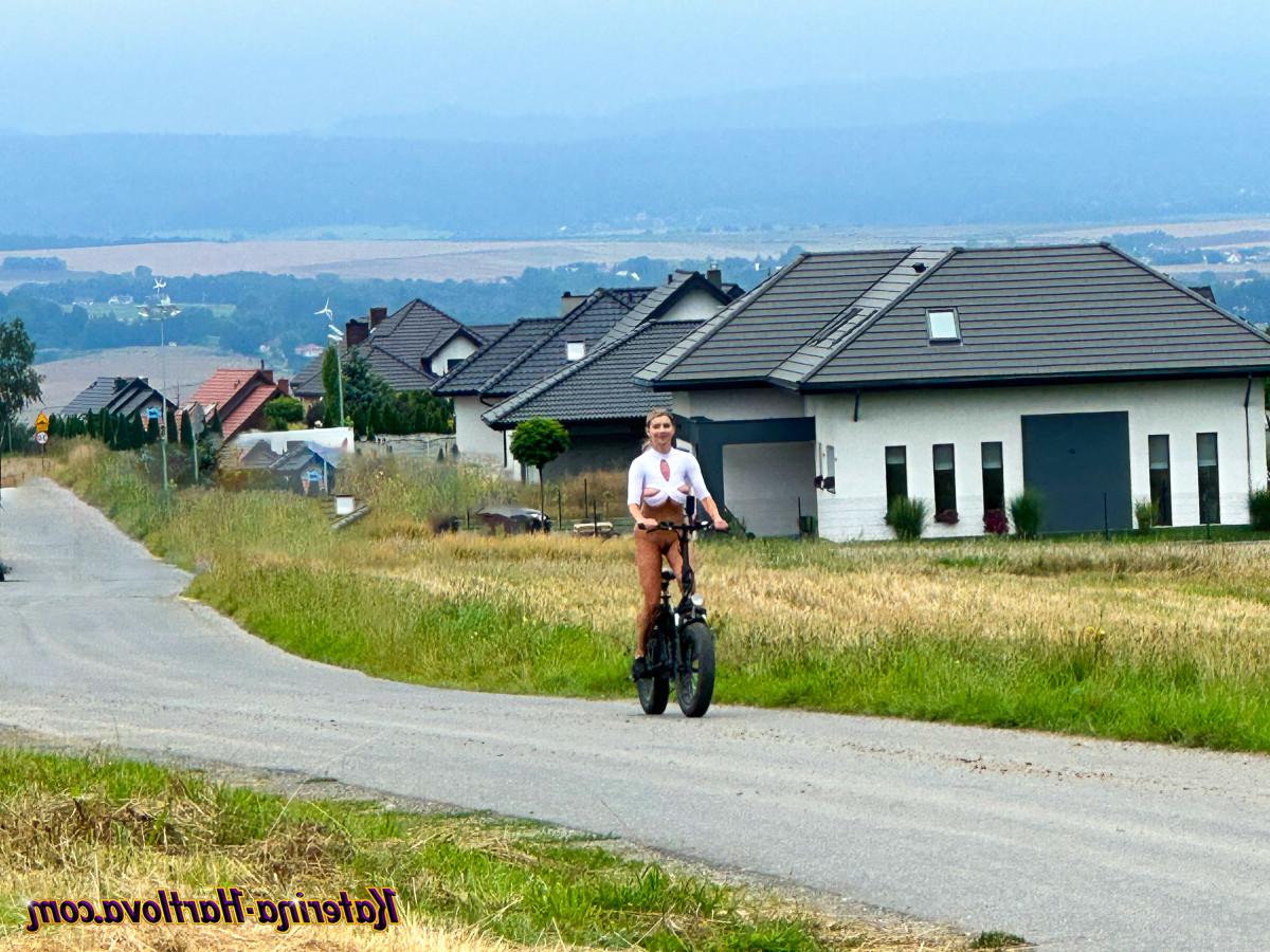 16P A modelo amadora Katerina Hartlova fica nua enquanto andava de bicicleta