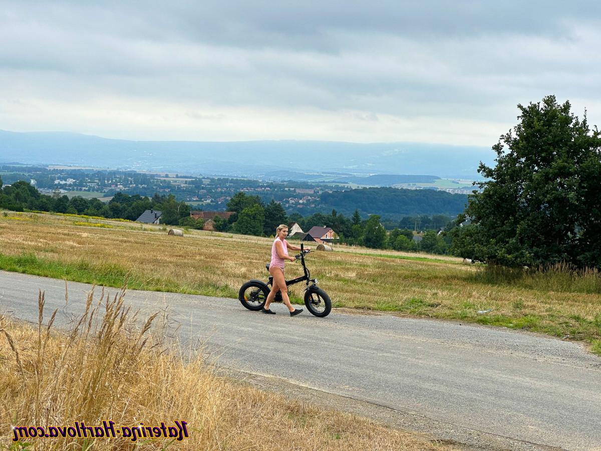 16P A modelo amadora Katerina Hartlova fica nua enquanto andava de bicicleta