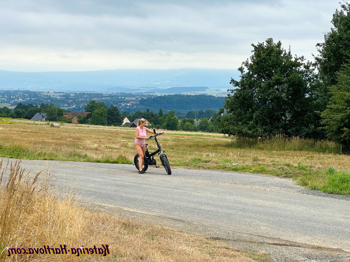 16P A modelo amadora Katerina Hartlova fica nua enquanto andava de bicicleta