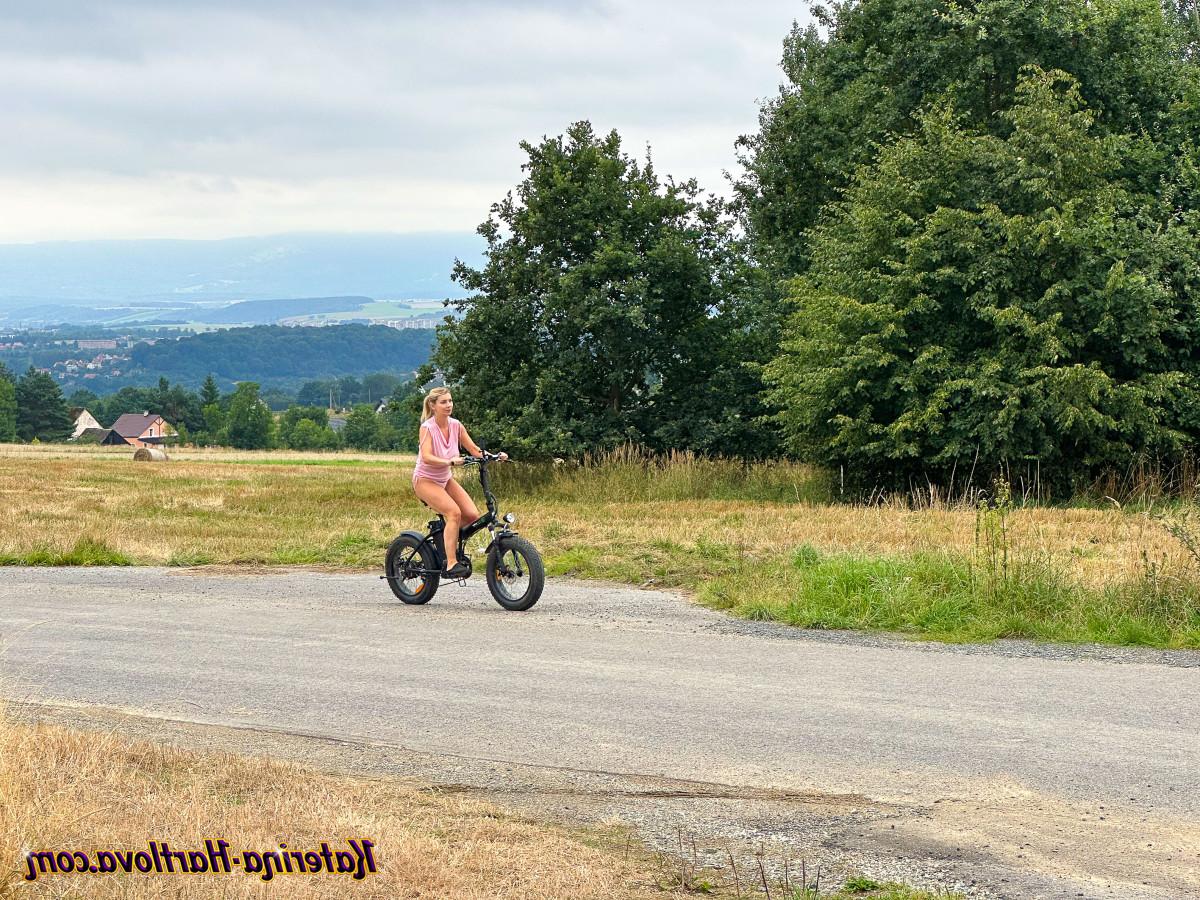 16P A modelo amadora Katerina Hartlova fica nua enquanto andava de bicicleta
