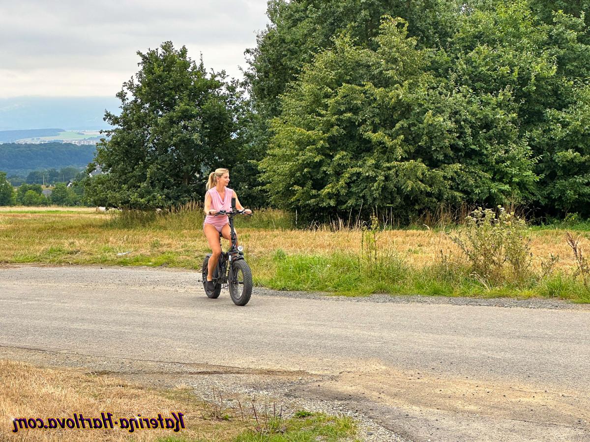 16P A modelo amadora Katerina Hartlova fica nua enquanto andava de bicicleta