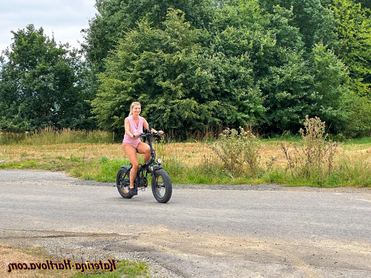 16P A modelo amadora Katerina Hartlova fica nua enquanto andava de bicicleta