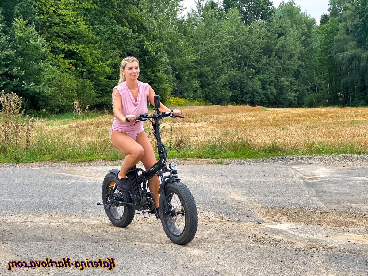 16P A modelo amadora Katerina Hartlova fica nua enquanto andava de bicicleta