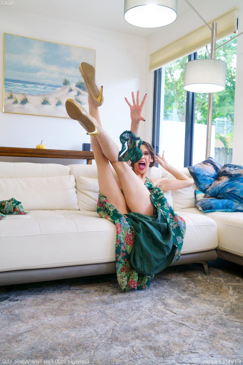 20P La MILF sexy Alora se masturbe sur ses talons, les jambes en l'air.