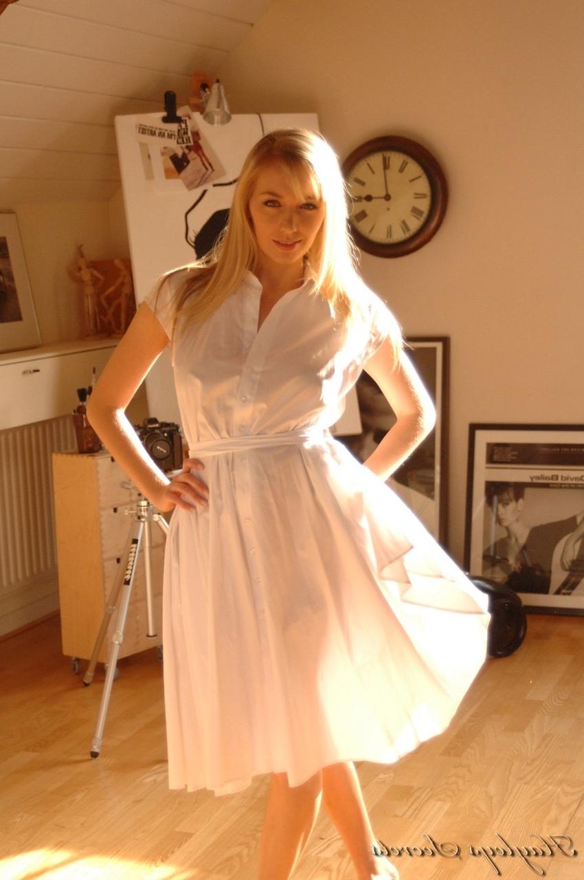 12P A amadora britânica Hayley Marie Coppin libertou seus peitos lindos de um vestido de verão