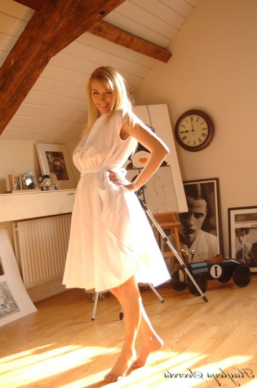 12P A amadora britânica Hayley Marie Coppin libertou seus peitos lindos de um vestido de verão