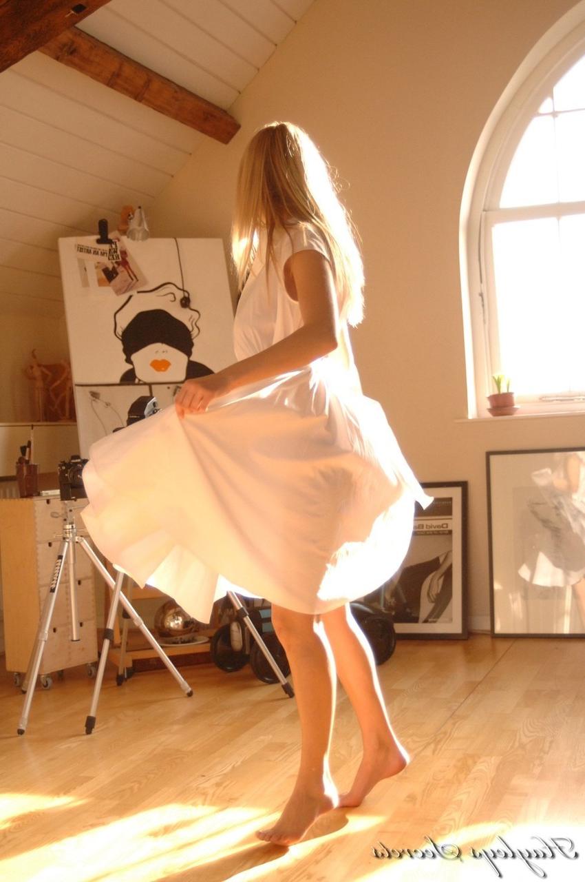 12P A amadora britânica Hayley Marie Coppin libertou seus peitos lindos de um vestido de verão