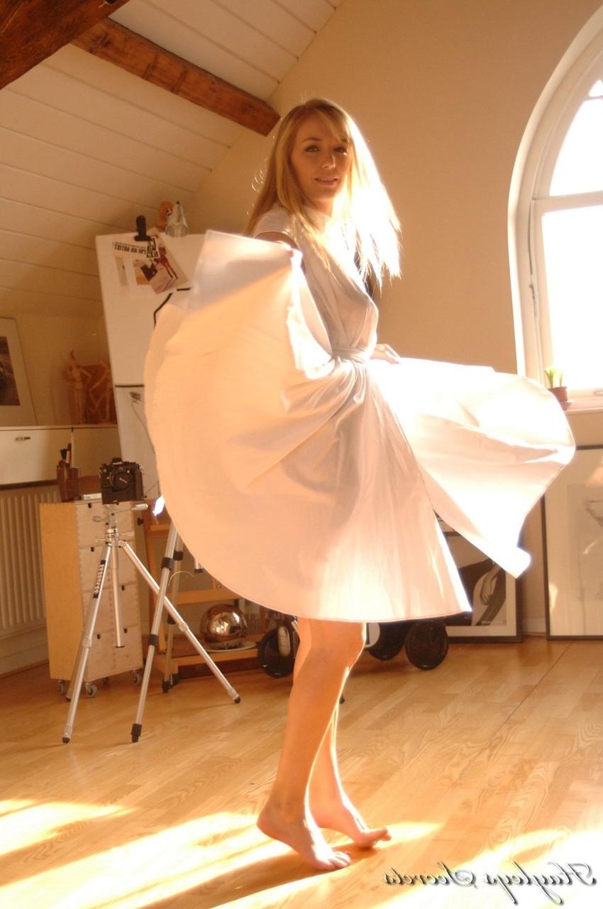12P A amadora britânica Hayley Marie Coppin libertou seus peitos lindos de um vestido de verão