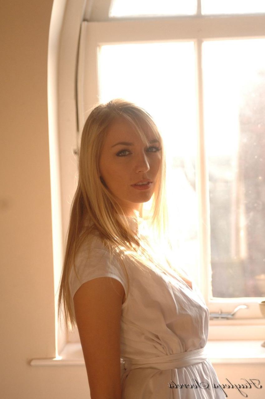 12P A amadora britânica Hayley Marie Coppin libertou seus peitos lindos de um vestido de verão