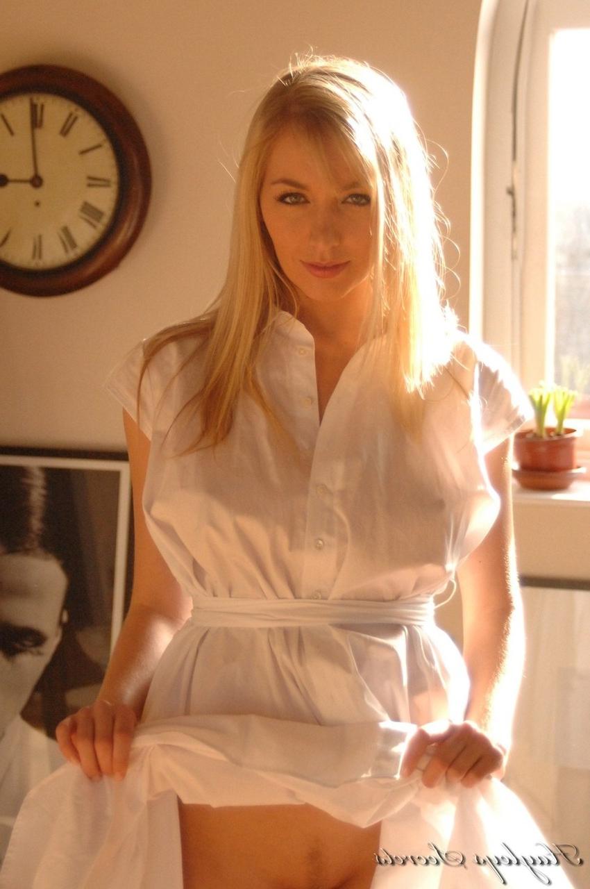 12P A amadora britânica Hayley Marie Coppin libertou seus peitos lindos de um vestido de verão