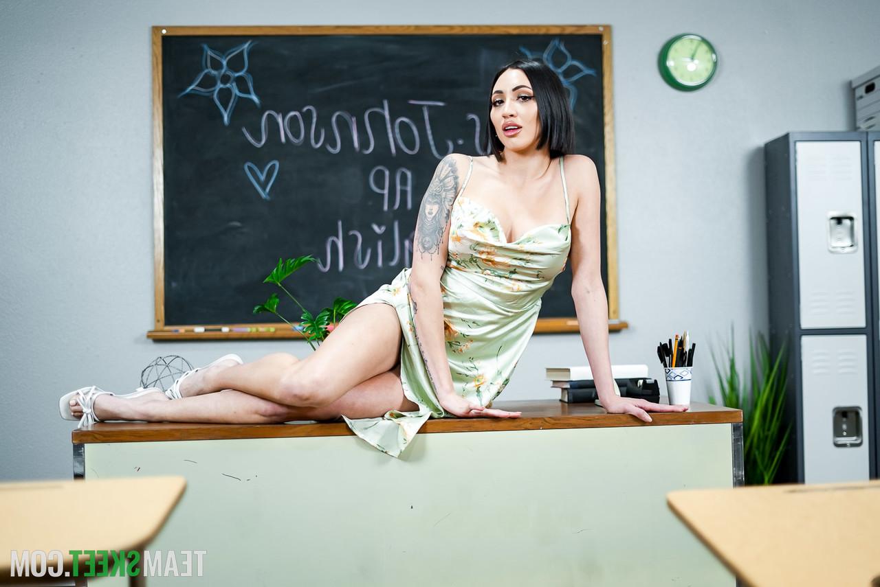 20P Les adolescentes aux gros seins Blaire Johnson et Aria Sloane partagent une bite dans une école