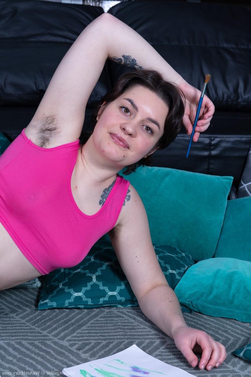 20P A morena amadora Maja Aguilar revela suas axilas e buceta com barba por fazer