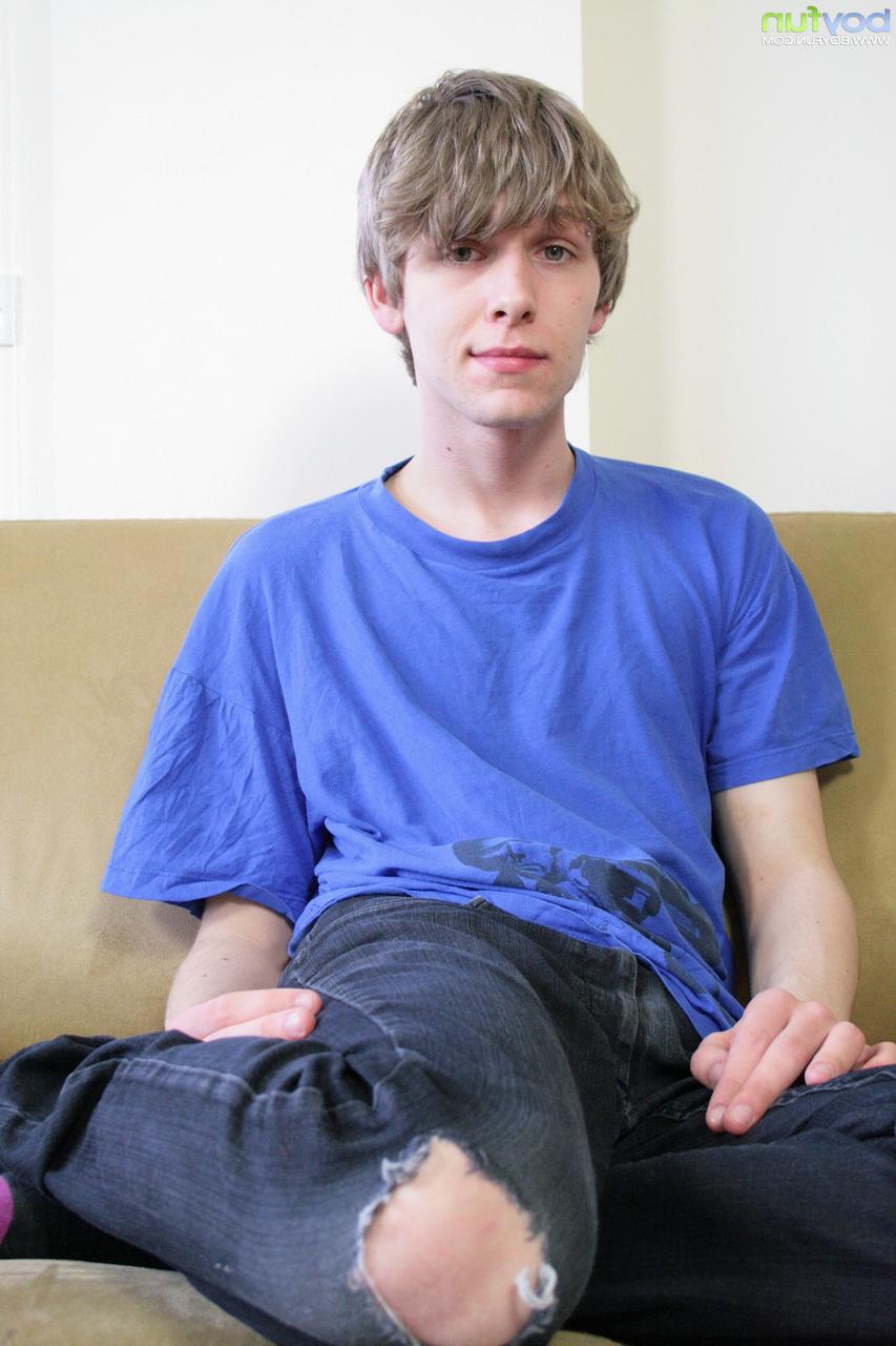20P O jovem gostoso Josh Frey fica nu e sacode seu pau grande totalmente ereto de perto
