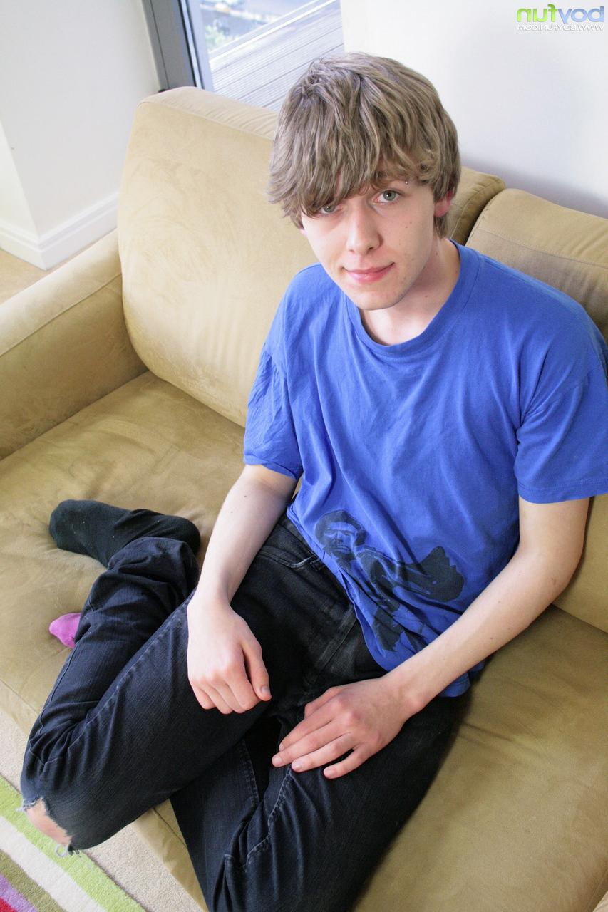 20P O jovem gostoso Josh Frey fica nu e sacode seu pau grande totalmente ereto de perto