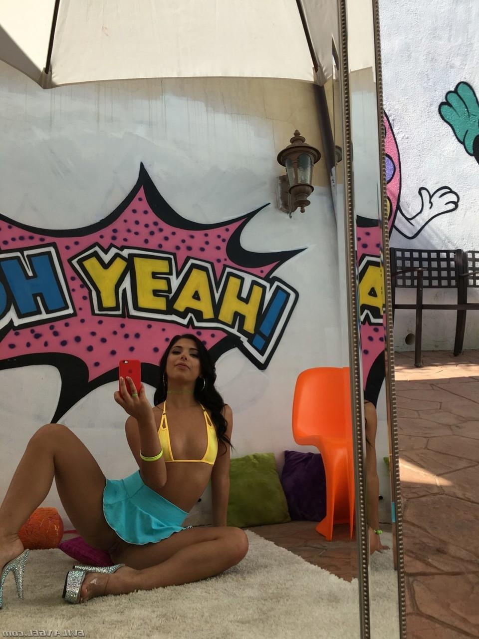 17P Morena Latina Gina Valentina mostra sua bunda grande e peitos empinados ao ar livre