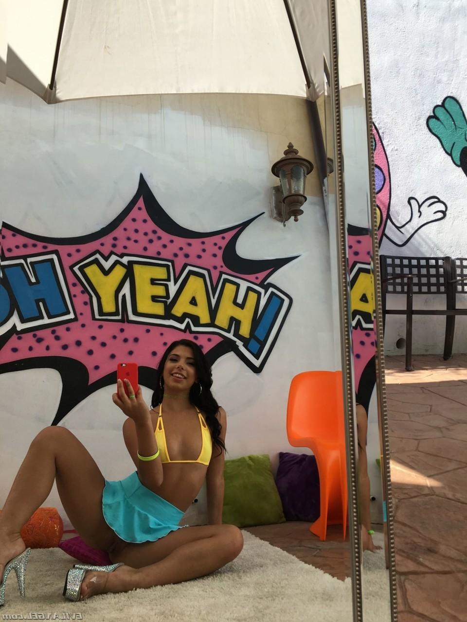 17P Morena Latina Gina Valentina mostra sua bunda grande e peitos empinados ao ar livre