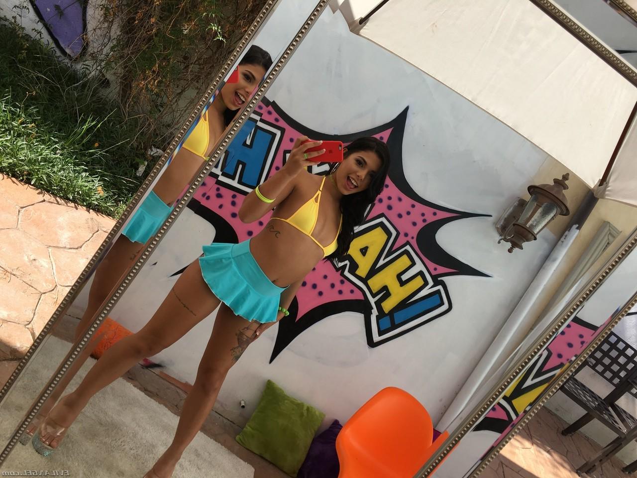 17P Morena Latina Gina Valentina mostra sua bunda grande e peitos empinados ao ar livre