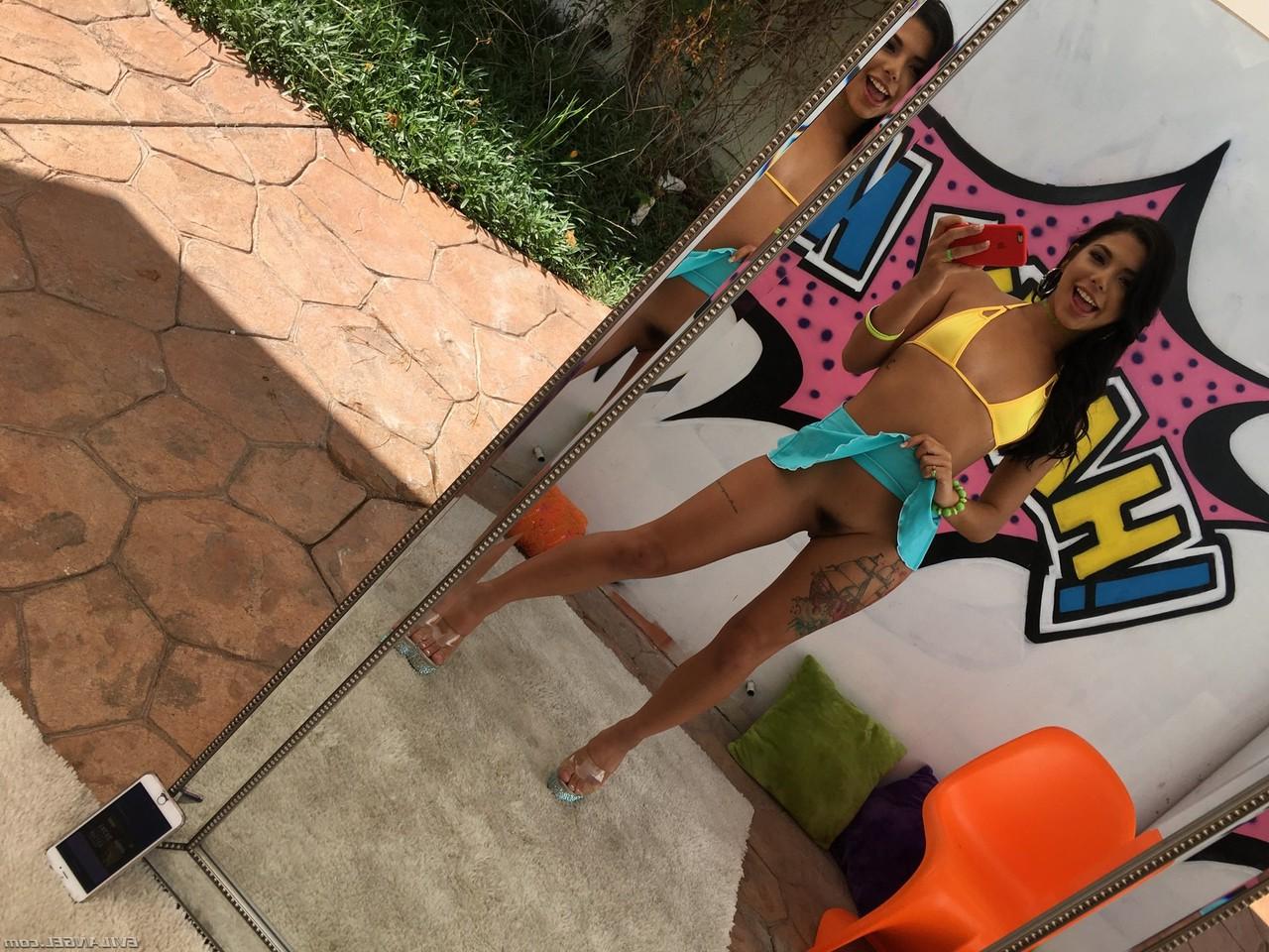 17P Morena Latina Gina Valentina mostra sua bunda grande e peitos empinados ao ar livre