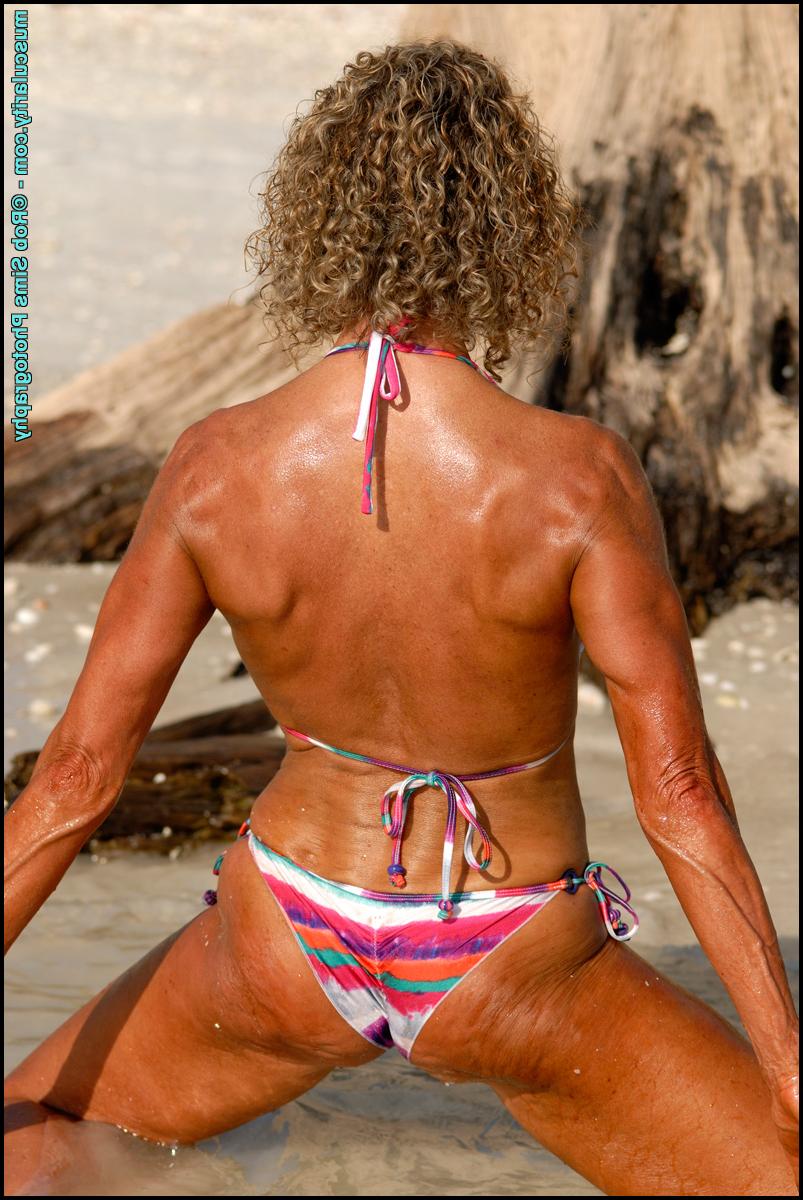 15P Die blonde Bodybuilderin Denise James zieht einen Bikini an, bevor sie ins Freie geht