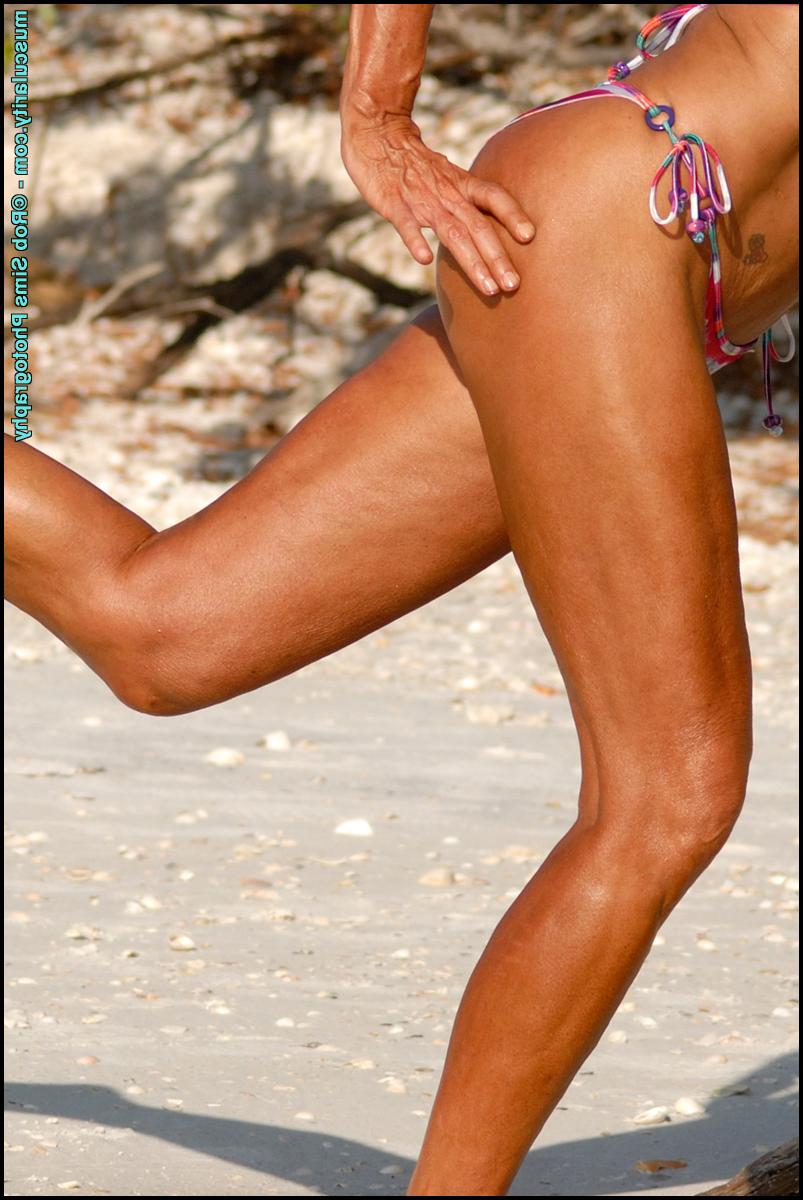 15P Die blonde Bodybuilderin Denise James zieht einen Bikini an, bevor sie ins Freie geht