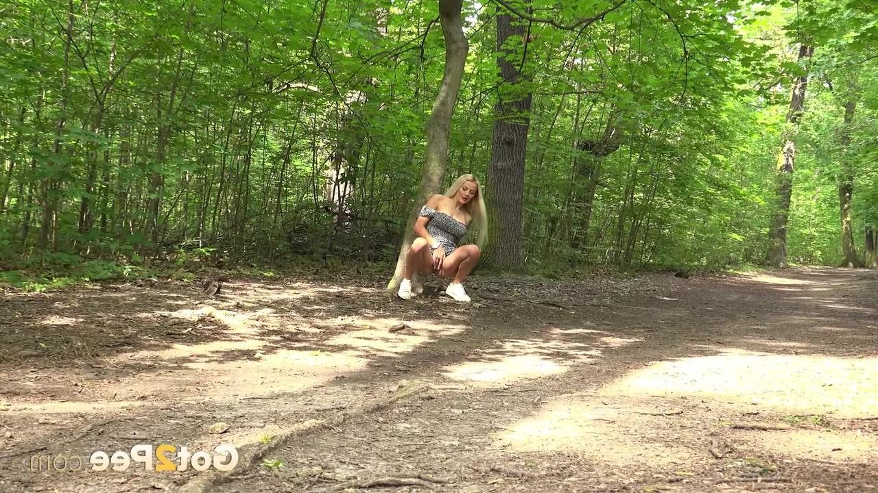 14P A loira Maddi Black é pega mijando enquanto estava na floresta