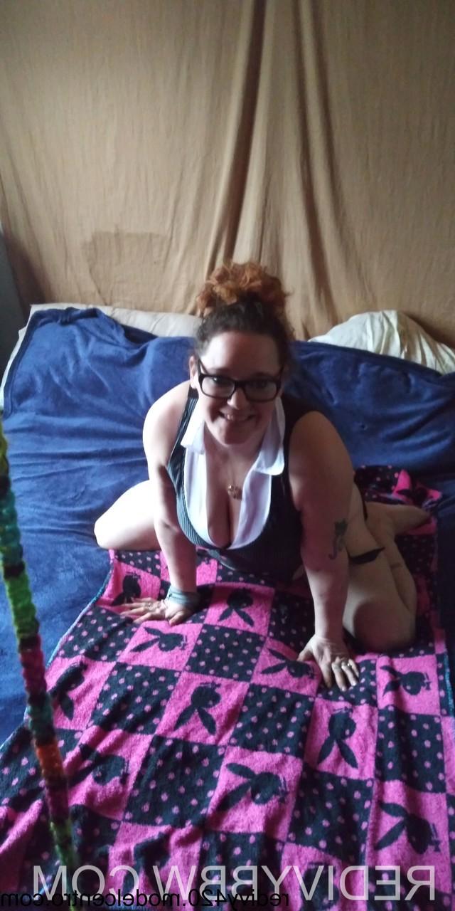 15P La sucia madura amateur Red Ivy muestra sus grandes tetas y posa en ropa interior en una cama