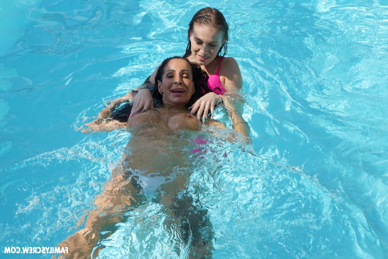 20P Garotas sexy com tesão e belos juggs são fodidas em uma orgia selvagem e hardcore à beira da piscina