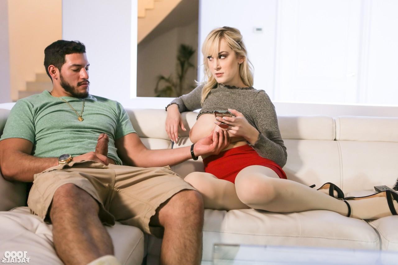 15P La blonde Maxim Law expose ses superbes seins avant de sucer une bite.