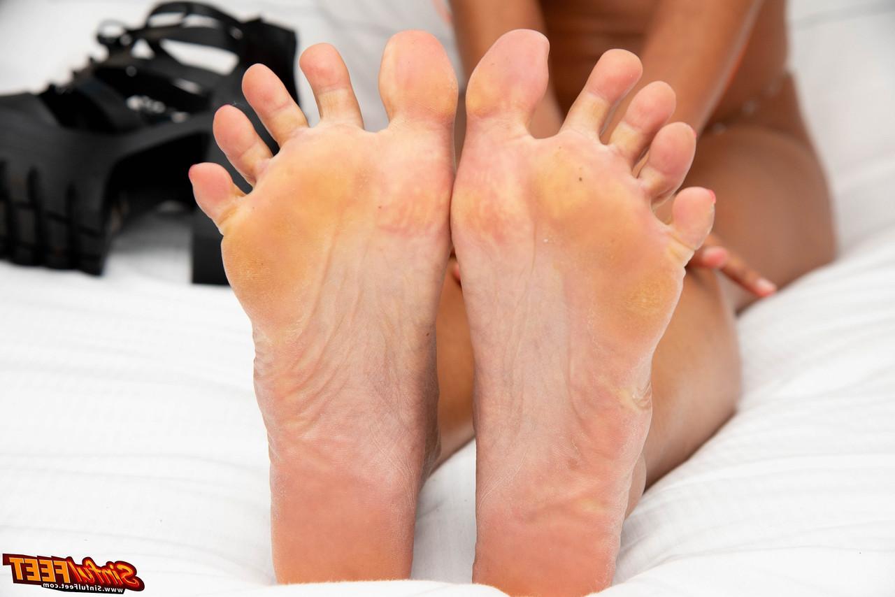 20P La delgada diosa de ébano God Khi se burla con sus pies y su cuerpo caliente en una exposición individual
