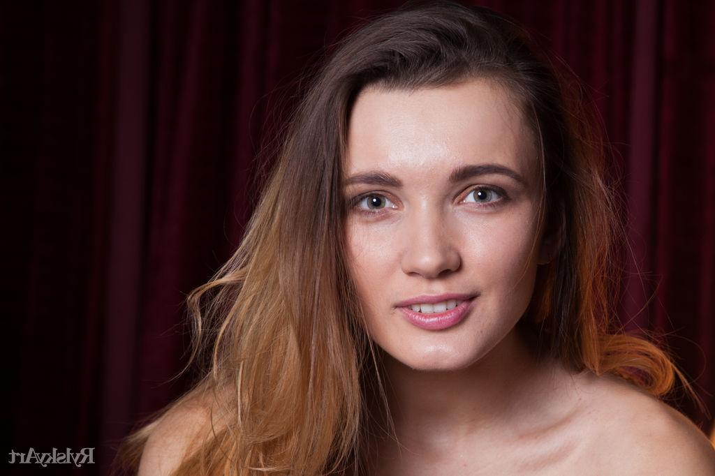 16P A jovem Aria Bella tira o sutiã e a calça justa para posar nua