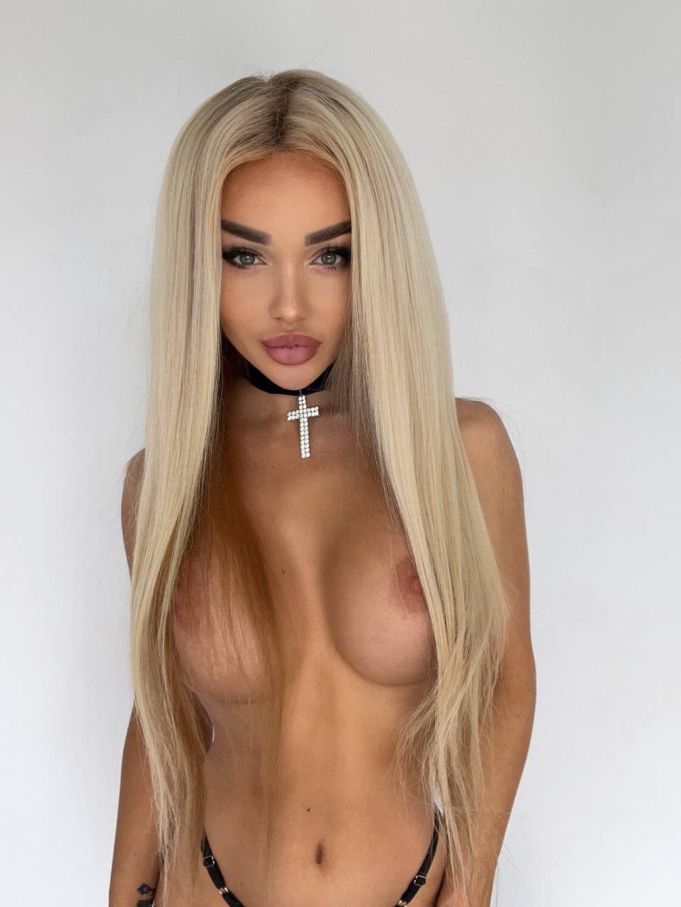 10P Die hübsche blonde Barbie Eva enthüllt ihre großen Titten, während sie in Dessous neckt