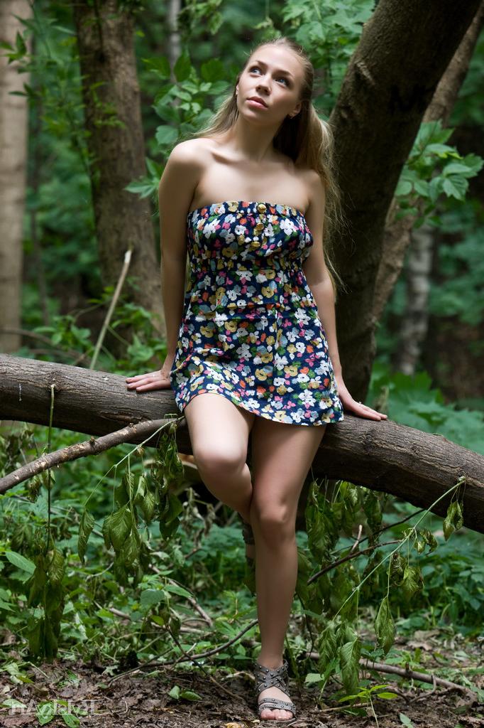 14P Chica adolescente perfecta se desnuda totalmente en el interior después de mostrar su coño al aire libre