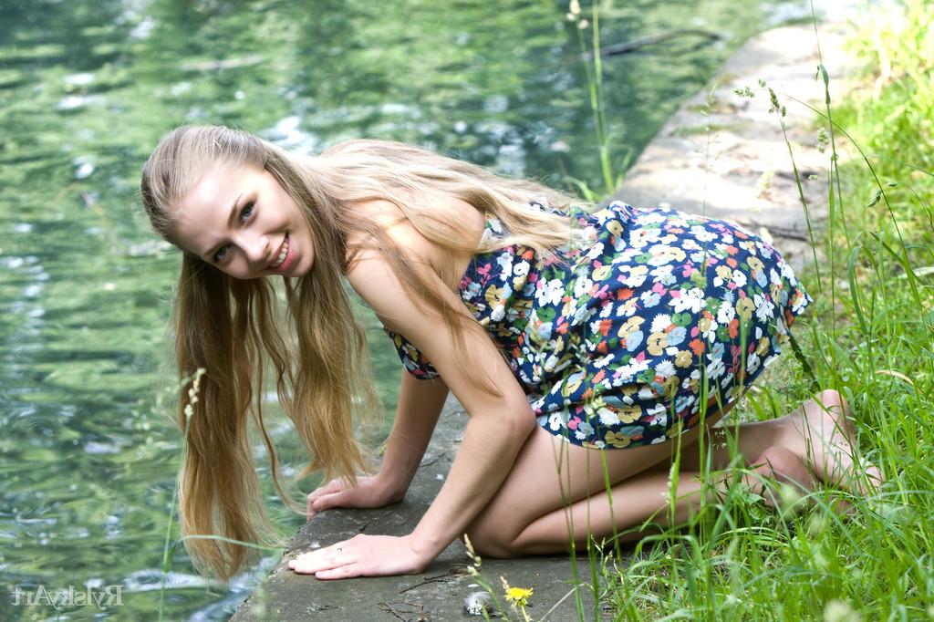 14P Chica adolescente perfecta se desnuda totalmente en el interior después de mostrar su coño al aire libre