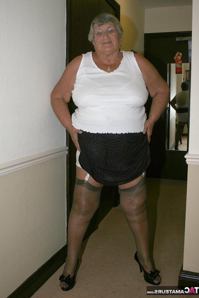 20P A velha obesa vovó Libby chupa um vibrador depois que ele estava em sua buceta