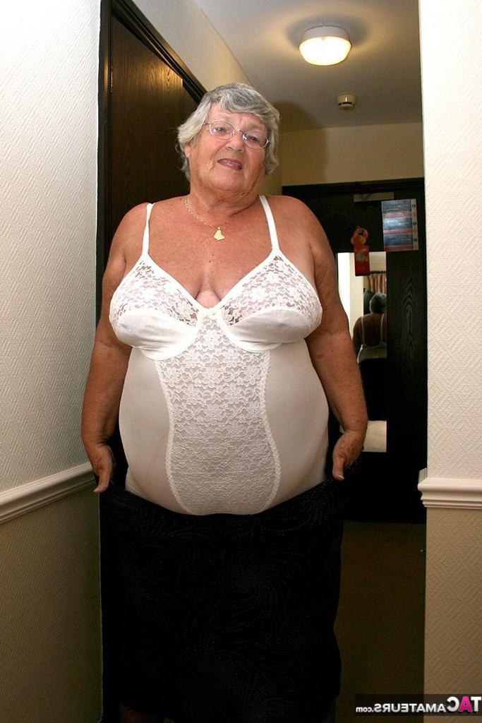 20P A velha obesa vovó Libby chupa um vibrador depois que ele estava em sua buceta