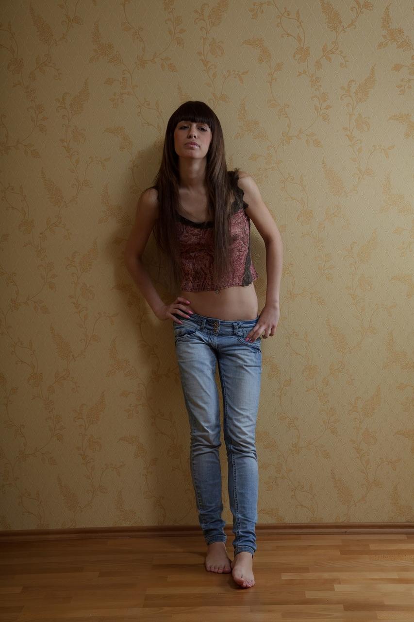 20P La joven amateur Lucy revela su figura delgada y caliente y toca su sabroso coño