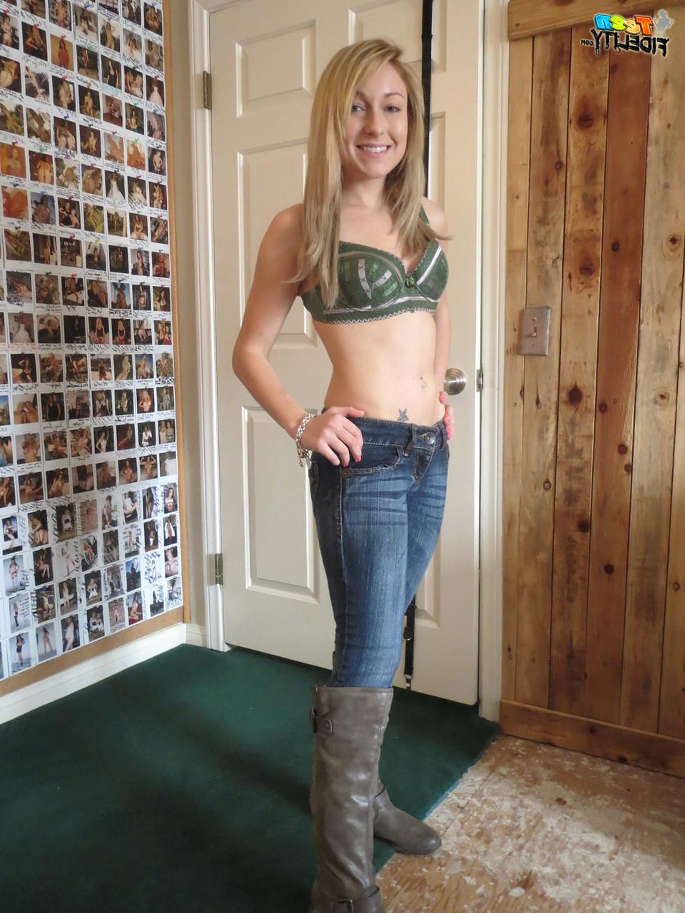 17P La country girl Valerie White se déshabille pour Ryan Madison