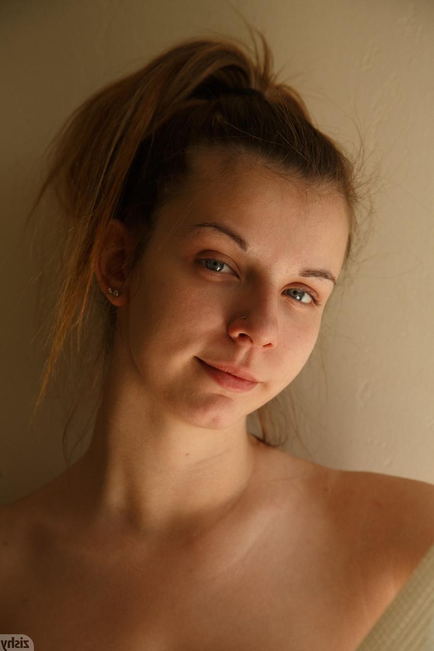 12P Das heiße amerikanische Babe Zoey Lee zeigt ihre großen Titten und ihren Arsch in ihrem Bikini und ihren Strips