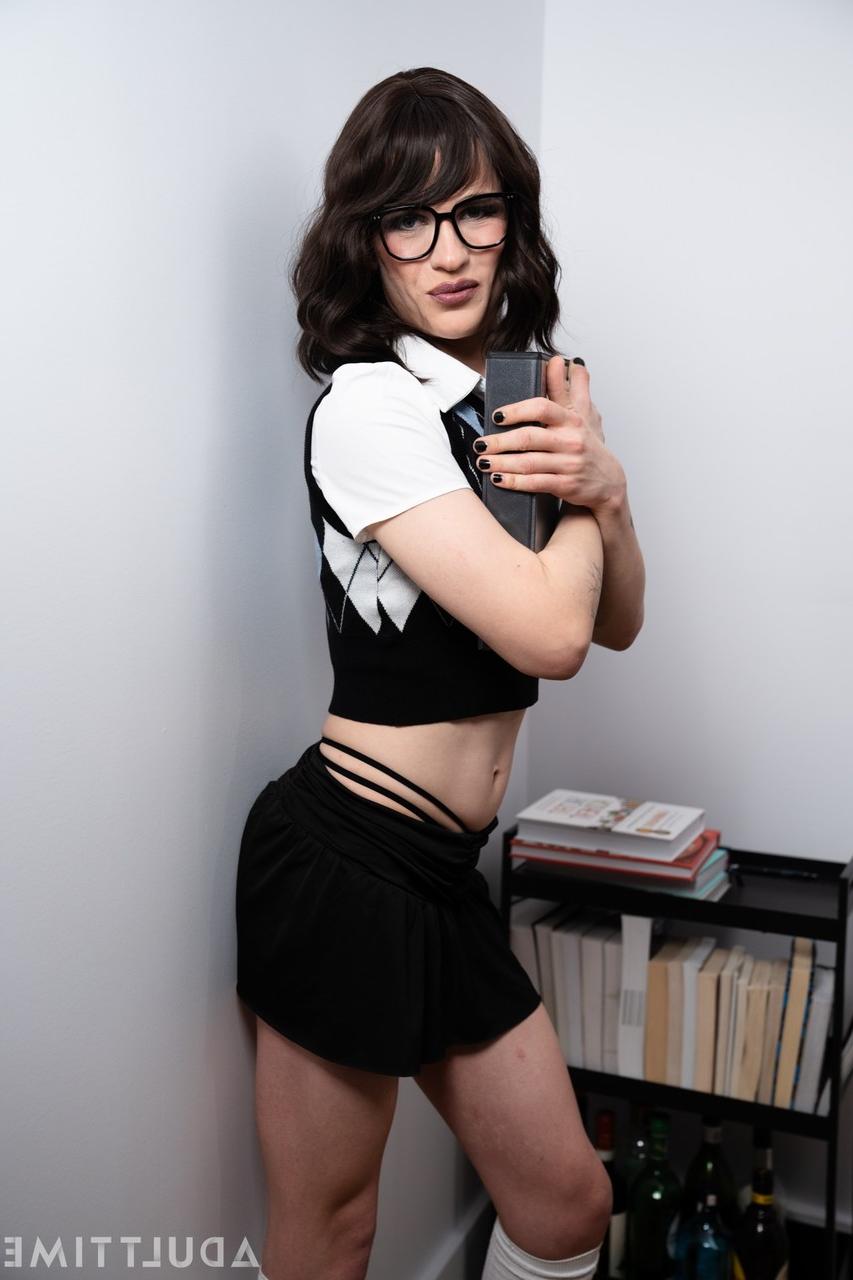 20P La pervertida femboy Tootsy es follada por la boca antes de ser golpeada por detrás