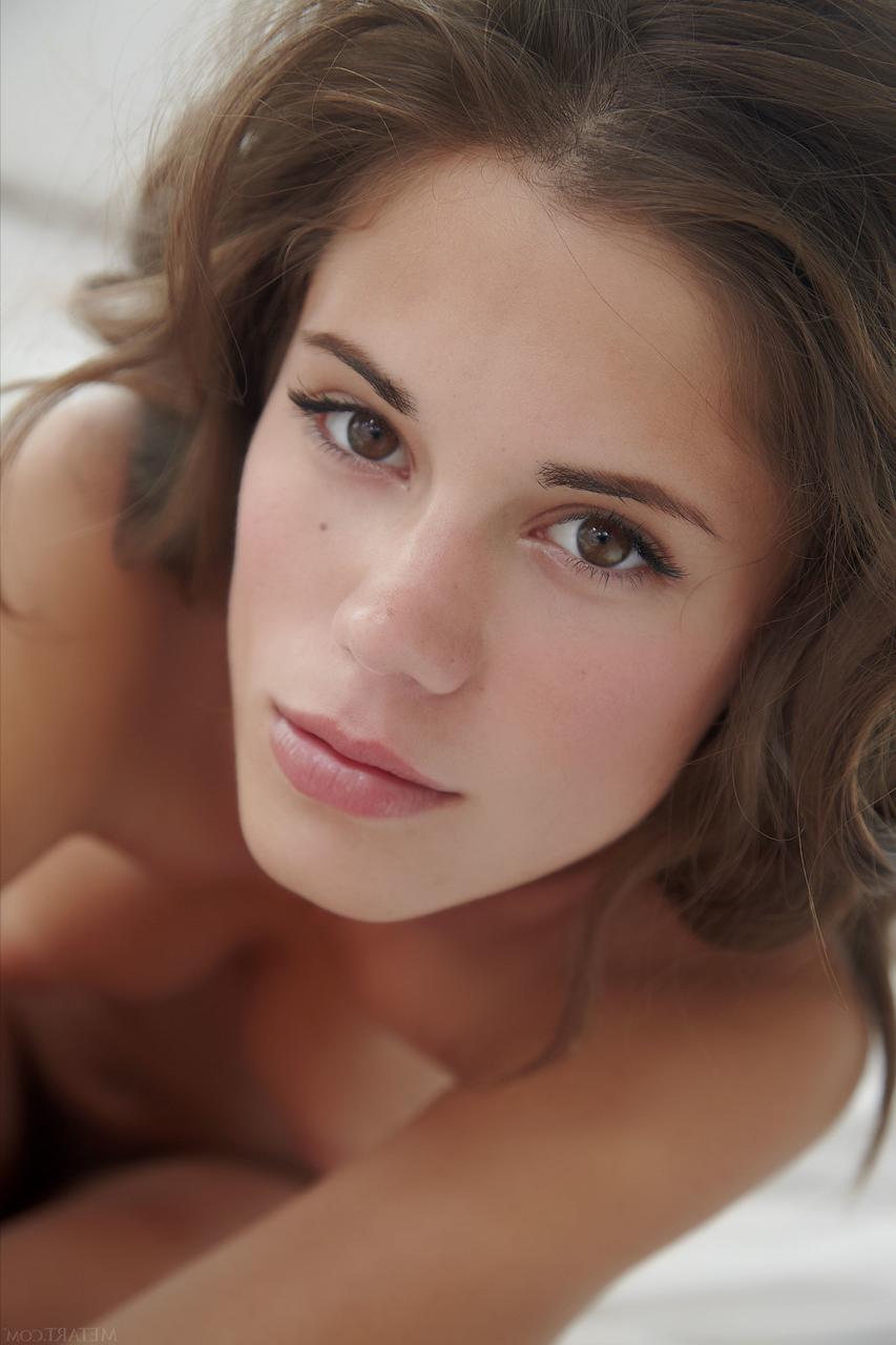 20P Beauty Caprice A revelando seus peitos fenomenais e sua buceta adolescente