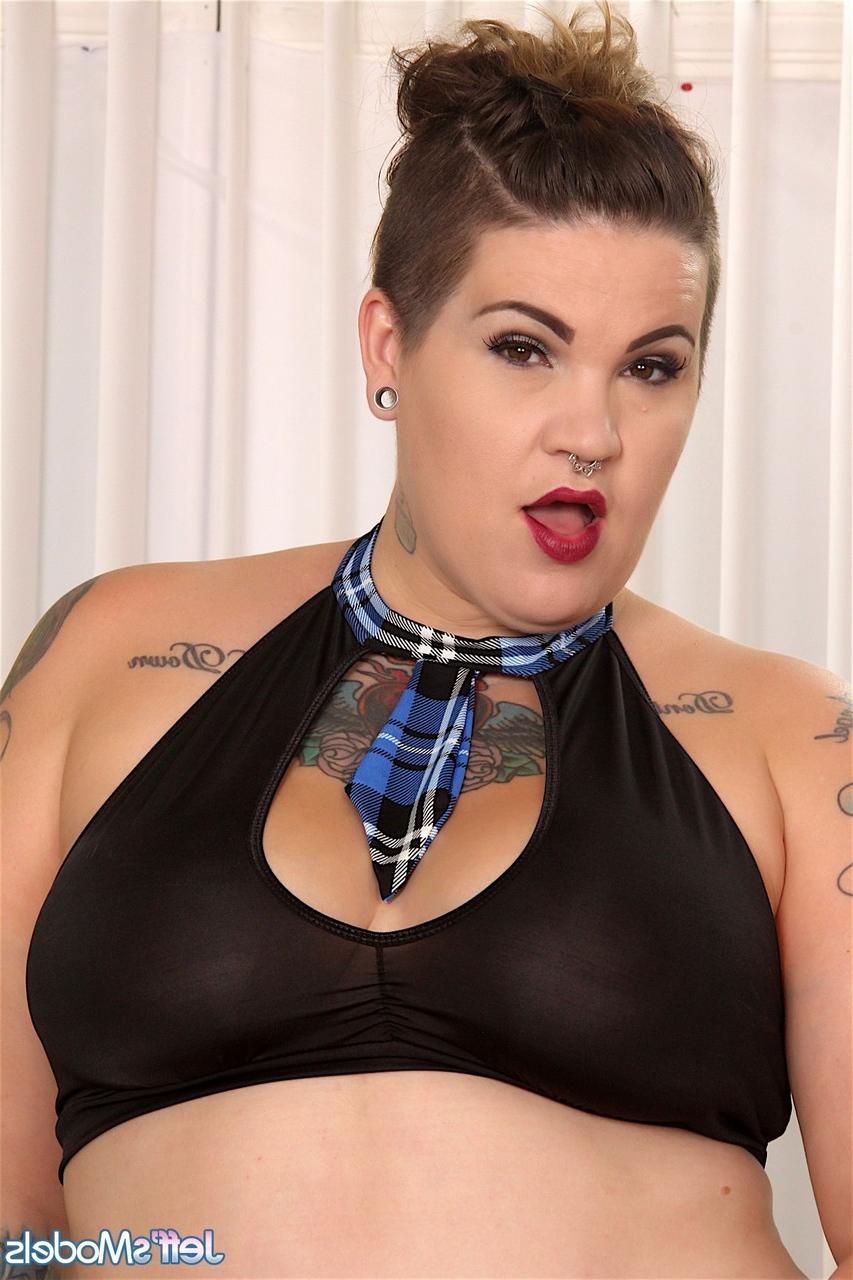 20P La BBW americana Nova Jade hace una mamada y una paja cubana y disfruta del intenso sexo en el sofá