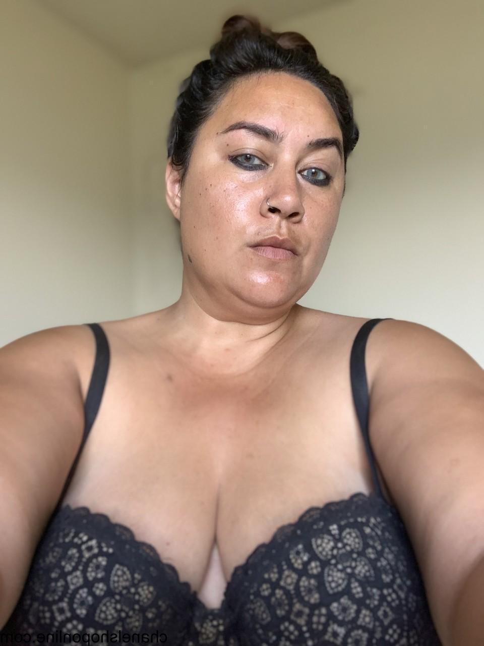 15P Madura enojada posa en sujetador y muestra su sexy escote