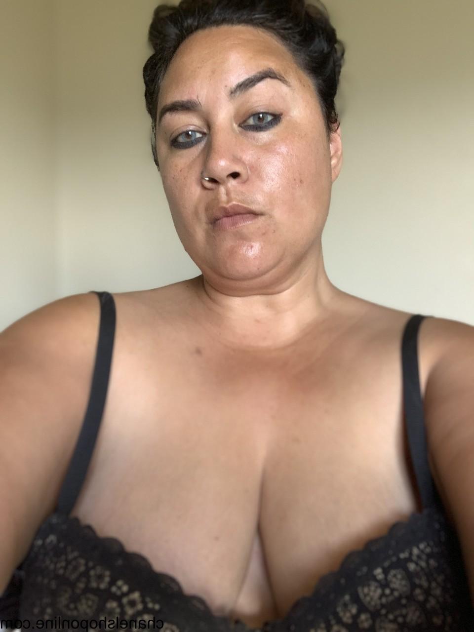 15P Madura enojada posa en sujetador y muestra su sexy escote