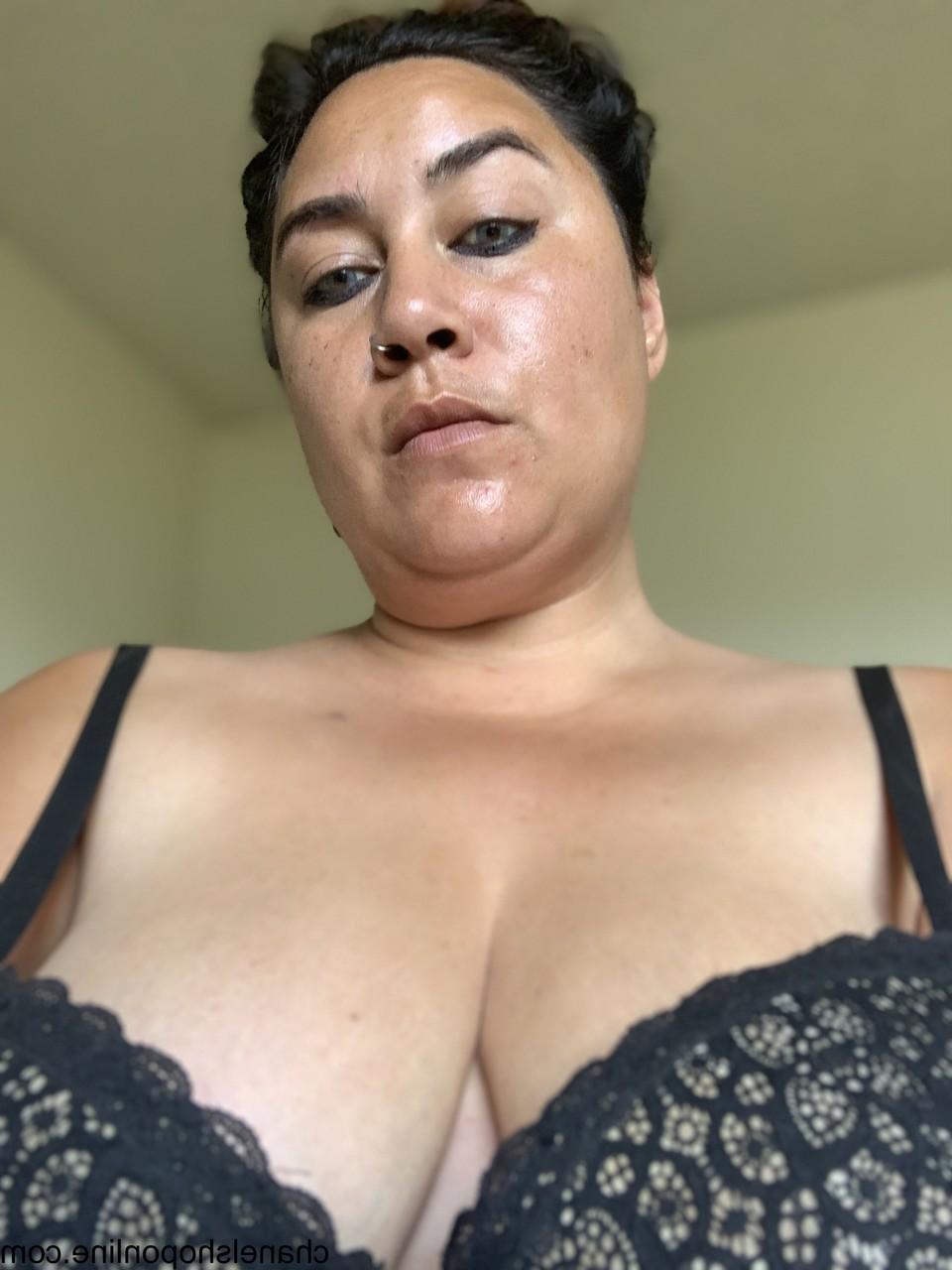 15P Madura enojada posa en sujetador y muestra su sexy escote